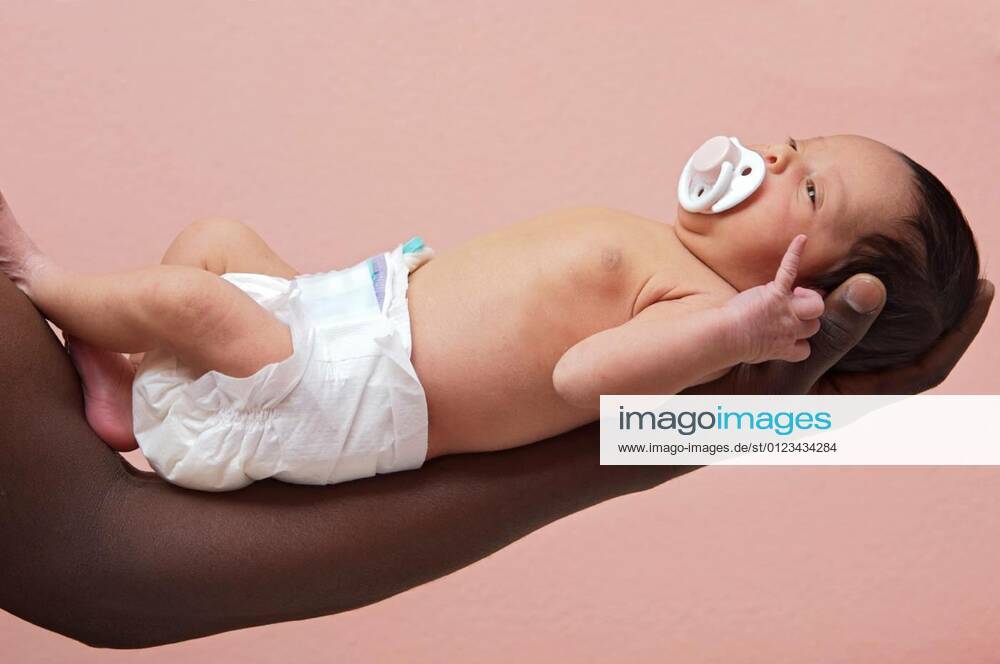 Newborn baby on the arm model released, Symbolfoto, 24.09.2008 17:08:39,