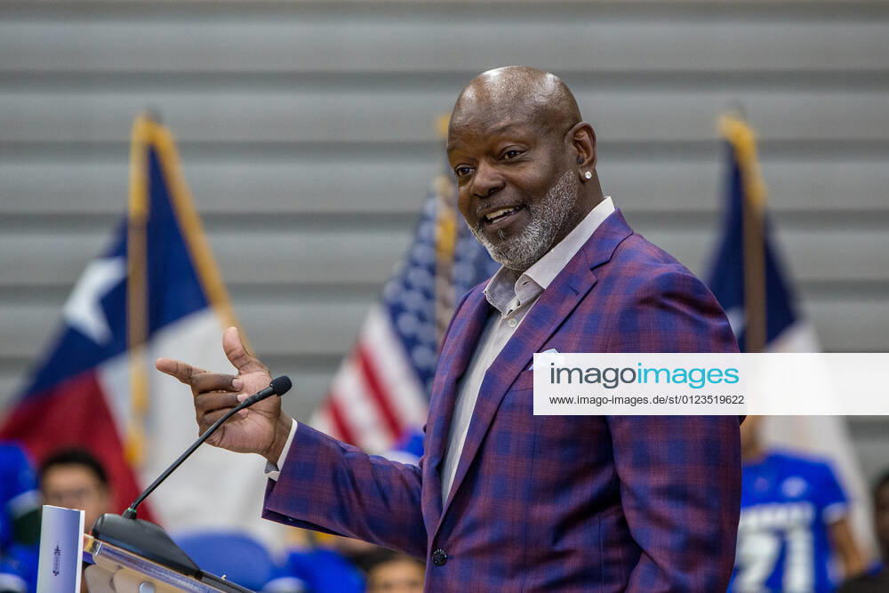 Dallas, Texas, U.S: Former Dallas Cowboys Hall of Fame running back, Emmitt Smith, gives a speech at Emmett J Conrad High School in Dallas, Texas about the Covid-19 vaccinations. Dallas USA - ZUMAw300 20210629_zaf_w300_002