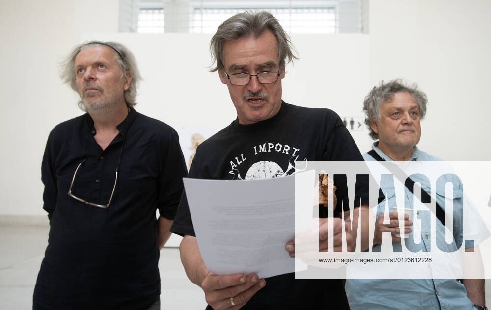 Bilder des Jahres 2021, Entertainment 06 Juni About twenty Czech artists headed by Jiri David protested against the unused potential of the National Gallery in Prague (NGP) in the gallery’s seat, the Trade Fair Palace in Prague, Czech Republic, June 30, 2021, and their positive resistance wanted to point to the empty gallery rooms, among others. The protesting artists, including Jaroslav Rona, Frantisek Skala, Veronika Holcova and Pavel Opocensky, brought their works to the yard of the Trade Fair Palace and left a part of them there. We don’t want to keep watching the torpor of the supreme management of the NGP which more capable experts are leaving due to lacking motivation and lack of inspiration, the artists said in a statement read out by Skala who also made a few pictures on t suk003
