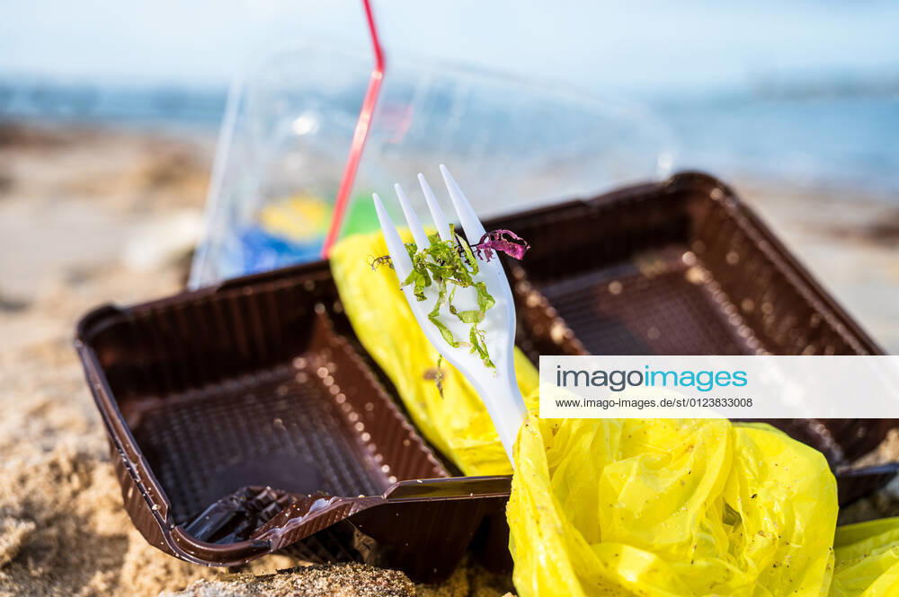 Kiel, Plastikmüll am Strand. Ab dem 3. Juli 2021 tritt die europaweite Verordnung zum Verbot von Einwegkunststoffprodukten in Kraft. Durch die neue Verordnung soll der Gebrauch von Wegwerfprodukten und die Vermüllung der Weltmeere gestoppt werden.