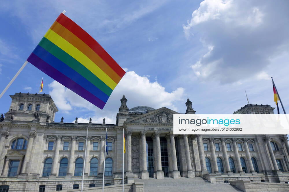 Regenbogenfahne und Reichstag Regenbogenfahne und Reichstag, 27.06.2021, Tiergarten, Berlin, Eine Regenbogenfahne befindet sich vor dem Reichstag.