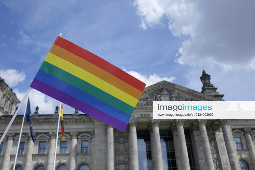 Regenbogenfahne und Reichstag Regenbogenfahne und Reichstag, 27.06.2021, Tiergarten, Berlin, Eine Regenbogenfahne befindet sich vor dem Reichstag.