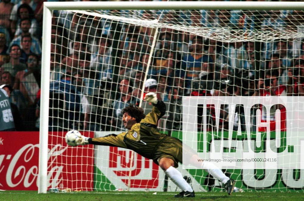 Torhüter David Seaman (ENG) hechtet vergeblich beim Elfmeterschießen nach dem Ball Fußball WM Herren Weltmeisterschaft 1998, Länderspiel, Nationalmannschaft, Nationalteam, Nationaltrikot Einzelbild Stadion Stade Geoffroy Guichard St. Etienne Spannung,