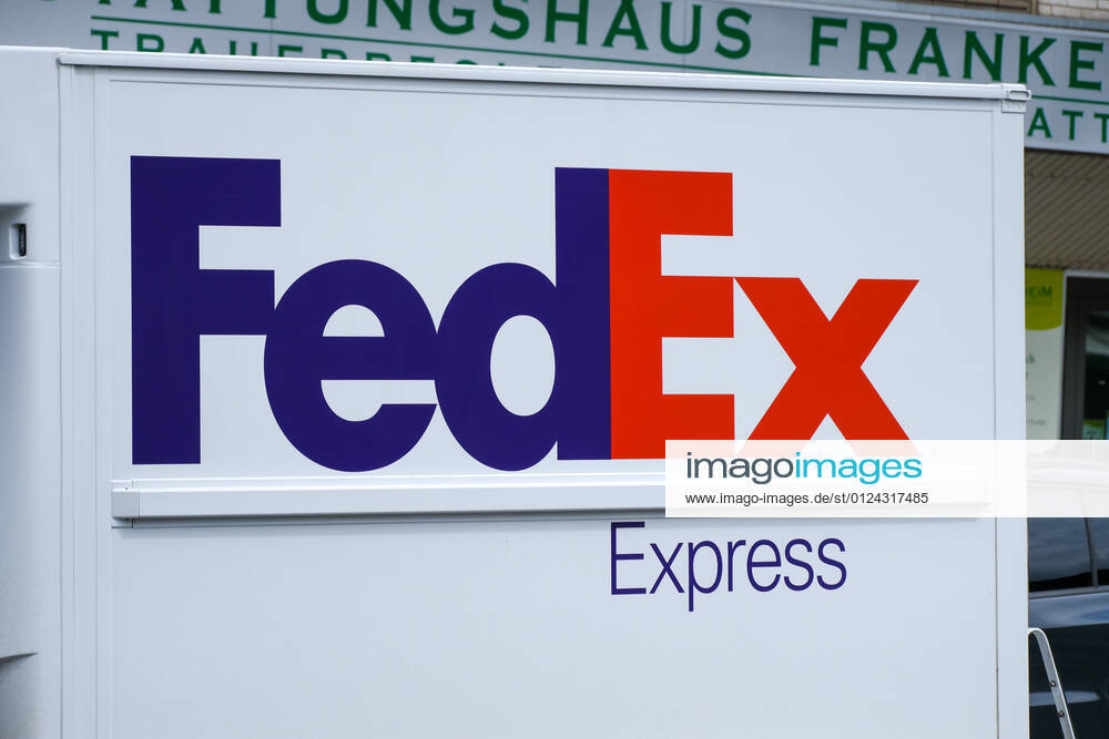 Düsseldorf 05.07.2021 FedEx Federal Express Paket Pakete Amazon Retouren Retoure CO2 Online shoppen einkaufen onlineshopping Internetshopping Paketboom Paketbote Onlinehandel Paketsteuer Paketversandsteuer Paketabgabe Amazonsteuer Amazon-Steuer Versandhandel Lieferwagen Paketlieferwagen Logo Düsseldorf Nordrhein-Westfalen Deutschland