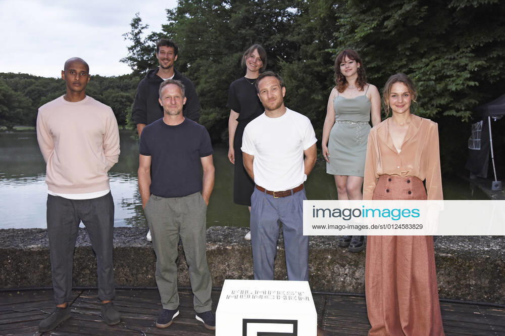 Tedros Teclebrhan, Klaus Steinbacher, Maximilian Brückner, Helena Hufnagel, Frederick Lau, Zsa Zsa Hansen und Luise Heyer bei der Premiere des Kinofilms Generation Beziehungsunfähig auf dem 38. Filmfest München im Open Air Kino, Mond & Sterne. München