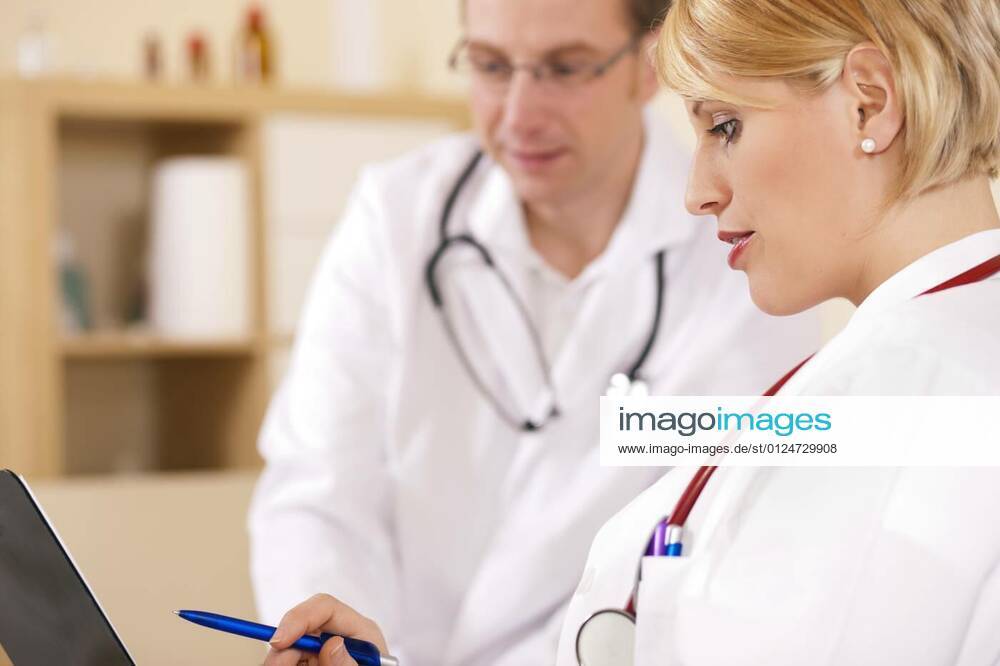 Doctors discussing documents model released, Symbolfotoproperty released, , 12.05.2010 19:04:30,
