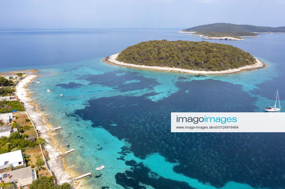 Kroatien , Adria , Insel Korcula ist eine kroatische Insel in der Adria vor der Küste Süddalmatiens. Sie liegt in der südlicheren Region Dalmatien in Kroatien und ist ungefähr 48 km lang und etwa 8 km breit. Zwei Kilometer vor der Ortschaft Potirna liegt im Meer die Inselgruppe Otok Veli Pržnjak mit kristallklarem und türkisblauem Wasser. Hier gibt einige Häuser zum Mieten , die nur per Boot zu erreichen sind.