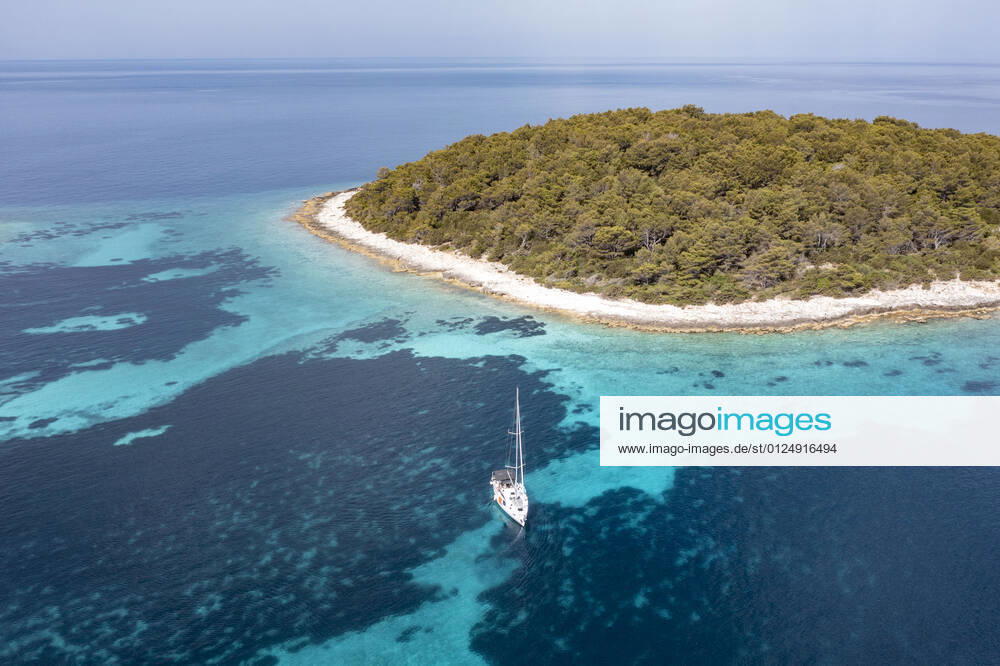 Kroatien , Adria , Insel Korcula ist eine kroatische Insel in der Adria vor der Küste Süddalmatiens. Sie liegt in der südlicheren Region Dalmatien in Kroatien und ist ungefähr 48 km lang und etwa 8 km breit. Zwei Kilometer vor der Ortschaft Potirna liegt im Meer die Inselgruppe Otok Veli Pržnjak mit kristallklarem und türkisblauem Wasser. Hier gibt einige Häuser zum Mieten , die nur per Boot zu erreichen sind.