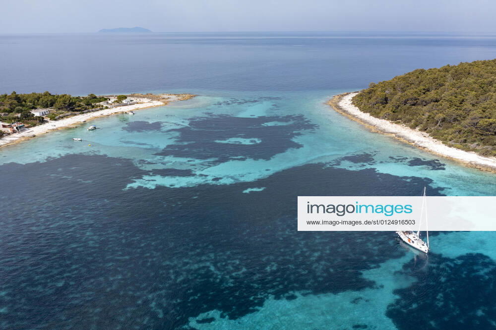 Kroatien , Adria , Insel Korcula ist eine kroatische Insel in der Adria vor der Küste Süddalmatiens. Sie liegt in der südlicheren Region Dalmatien in Kroatien und ist ungefähr 48 km lang und etwa 8 km breit. Zwei Kilometer vor der Ortschaft Potirna liegt im Meer die Inselgruppe Otok Veli Pržnjak mit kristallklarem und türkisblauem Wasser. Hier gibt einige Häuser zum Mieten , die nur per Boot zu erreichen sind.