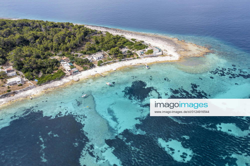Kroatien , Adria , Insel Korcula ist eine kroatische Insel in der Adria vor der Küste Süddalmatiens. Sie liegt in der südlicheren Region Dalmatien in Kroatien und ist ungefähr 48 km lang und etwa 8 km breit. Zwei Kilometer vor der Ortschaft Potirna liegt im Meer die Inselgruppe Otok Veli Pržnjak mit kristallklarem und türkisblauem Wasser. Hier gibt einige Häuser zum Mieten , die nur per Boot zu erreichen sind.