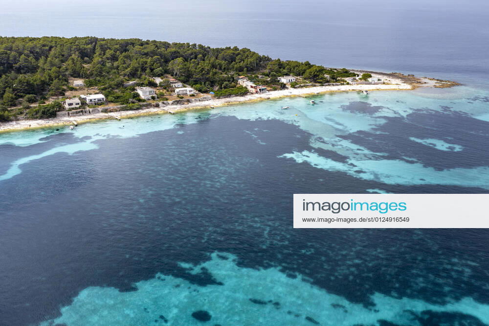 Kroatien , Adria , Insel Korcula ist eine kroatische Insel in der Adria vor der Küste Süddalmatiens. Sie liegt in der südlicheren Region Dalmatien in Kroatien und ist ungefähr 48 km lang und etwa 8 km breit. Zwei Kilometer vor der Ortschaft Potirna liegt im Meer die Inselgruppe Otok Veli Pržnjak mit kristallklarem und türkisblauem Wasser. Hier gibt einige Häuser zum Mieten , die nur per Boot zu erreichen sind.