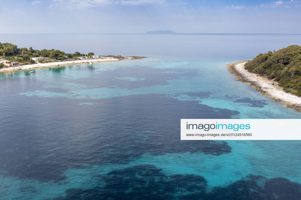 Kroatien , Adria , Insel Korcula ist eine kroatische Insel in der Adria vor der Küste Süddalmatiens. Sie liegt in der südlicheren Region Dalmatien in Kroatien und ist ungefähr 48 km lang und etwa 8 km breit. Zwei Kilometer vor der Ortschaft Potirna liegt im Meer die Inselgruppe Otok Veli Pržnjak mit kristallklarem und türkisblauem Wasser. Hier gibt einige Häuser zum Mieten , die nur per Boot zu erreichen sind.