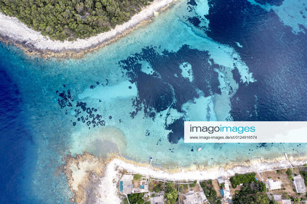Kroatien , Adria , Insel Korcula ist eine kroatische Insel in der Adria vor der Küste Süddalmatiens. Sie liegt in der südlicheren Region Dalmatien in Kroatien und ist ungefähr 48 km lang und etwa 8 km breit. Zwei Kilometer vor der Ortschaft Potirna liegt im Meer die Inselgruppe Otok Veli Pržnjak mit kristallklarem und türkisblauem Wasser. Hier gibt einige Häuser zum Mieten , die nur per Boot zu erreichen sind.