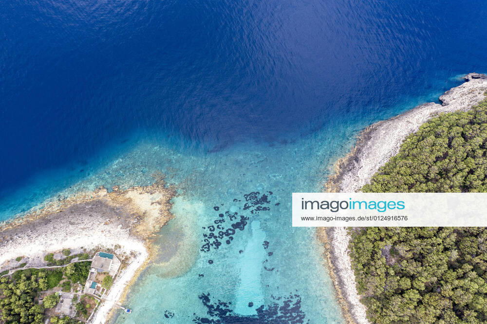 Kroatien , Adria , Insel Korcula ist eine kroatische Insel in der Adria vor der Küste Süddalmatiens. Sie liegt in der südlicheren Region Dalmatien in Kroatien und ist ungefähr 48 km lang und etwa 8 km breit. Zwei Kilometer vor der Ortschaft Potirna liegt im Meer die Inselgruppe Otok Veli Pržnjak mit kristallklarem und türkisblauem Wasser. Hier gibt einige Häuser zum Mieten , die nur per Boot zu erreichen sind.