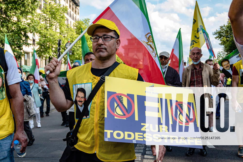 Exil-Iraner und Anhänger des Nationalen Widerstandsrates des Iran (NCRI) protestieren in Berlin gegen die iranische Regierung. Die Demonstraten fordern mehr Menschenrechte und die Abschaffung der Todesstrafe. Iranian exiles and supporters of the National Council of Resistance of Iran (NCRI) protest against the Iranian government in Berlin. The demonstrators demand more human rights and the abolition of the death penalty. snapshot-photography M.Czapski