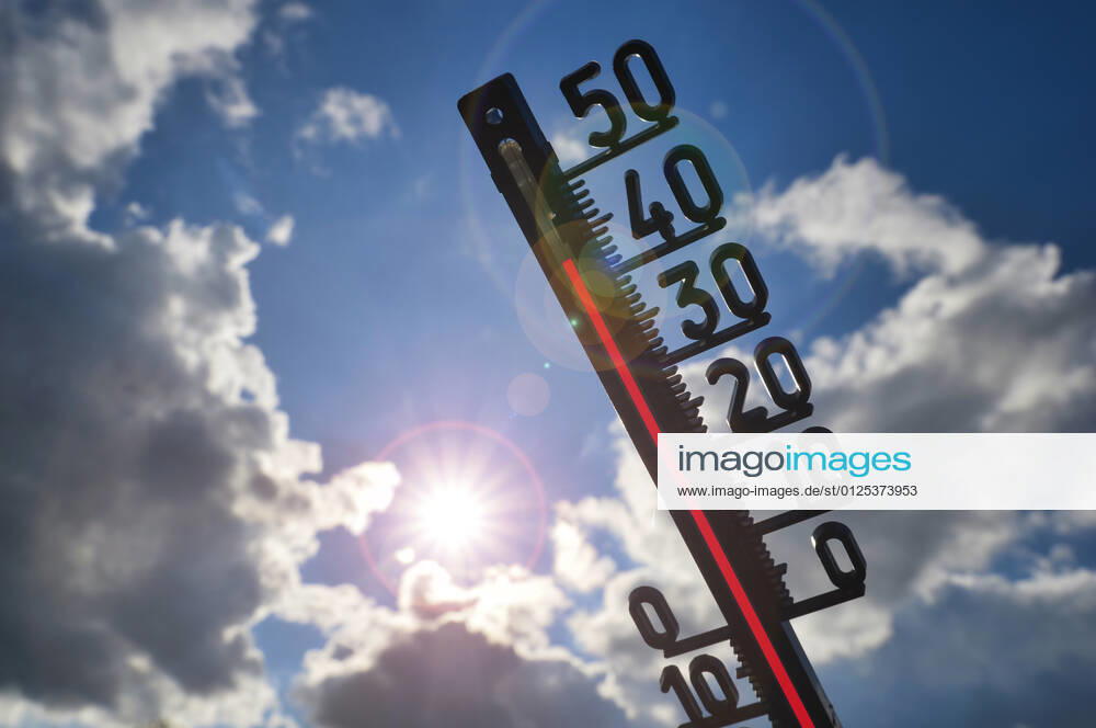 Symbolbild Hitzewelle, Thermometer in der Sonne, über 40 Grad Celsius, Baden-Württemberg, Deutschland Hitzewelle