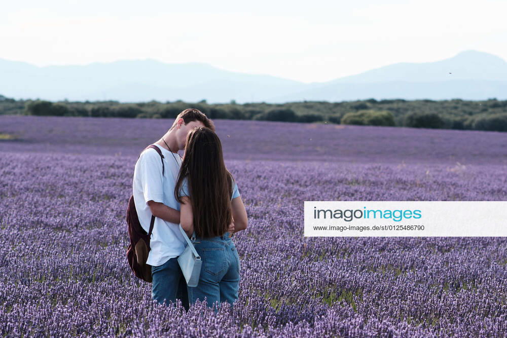 (210714) -- BRIHUEGA, July 14, 2021 -- A couple kiss in a lavender field in Brihuega, Spain, July 13, 2021. ) SPAIN-BRIHUEGA-LAVENDER MengxDingbo