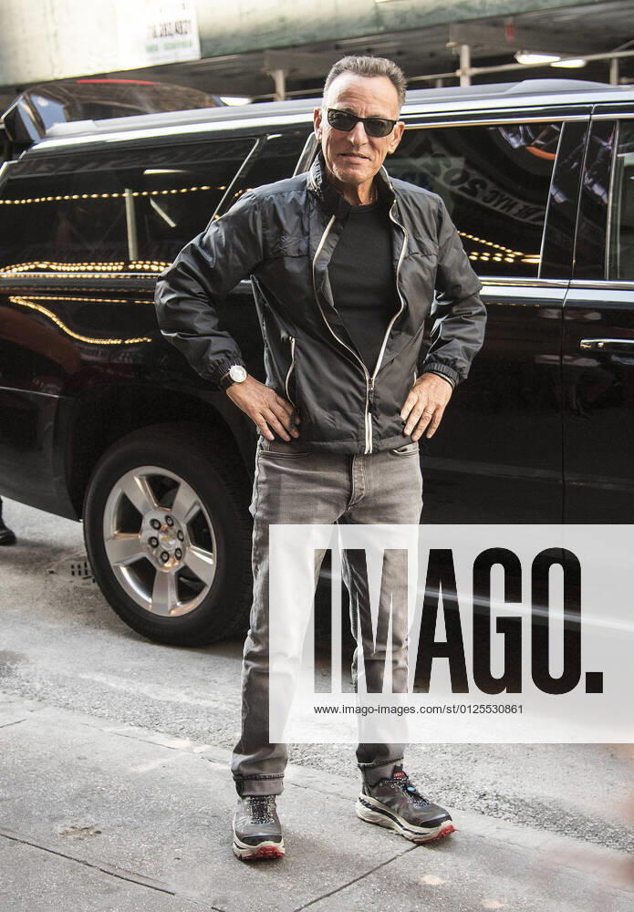 Bruce Springsteen arrives at the St. James Theater for a performance of Springsteen On Broadway in New York City New York USA - ZUMAr334 20210714_znp_r334_044