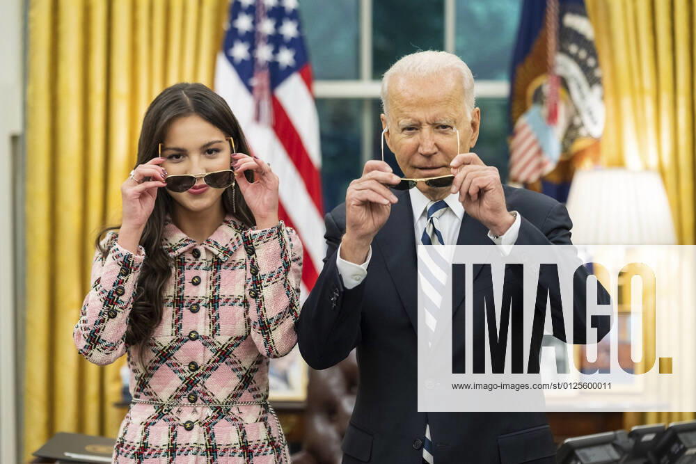 Bilder des Jahres 2021, Entertainment 07 Juli Entertainment Themen der Woche KW28 STYLELOCATIONU.S President Joe Biden poses with teen pop star Olivia Rodrigo in the Oval Office of the White House July 14, 2021 in Washington, D.C. Rodrigo visited the White House to film a video promoting vaccines to young people. Washington United States of America - ZUMAp138 20210714_zaa_p138_001