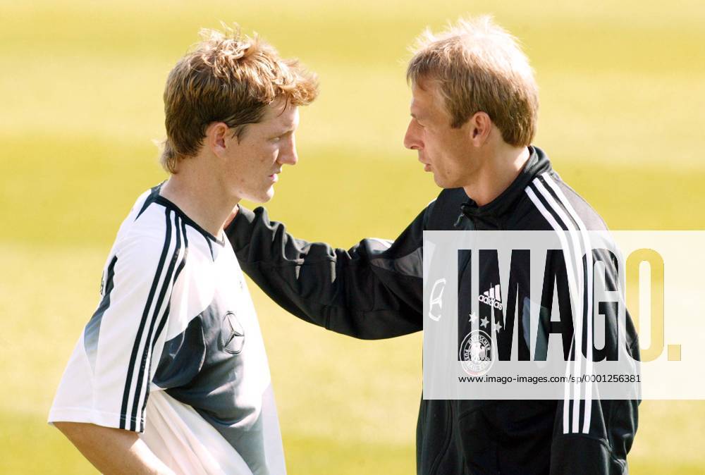 Bundestrainer Jürgen Klinsmann (re.) und Bastian Schweinsteiger (beide Deutschland) im Vier Augen Gespräch Fußball Herren Nationalmannschaft 2004, Nationalteam, Vorbereitung, Training, Vdig Gruppe Berlin