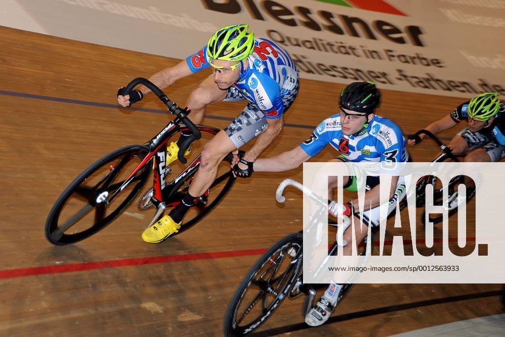 Christian GRASMANN ( o. DEU ) mit seinem Partner Tino THÖMEL ( u. DEU ) beim Wechsel - 30 Minuten Jagd - Paar Nr. 3 - Aktion - quer - Event: Berliner Sechstagerennen - Sixdays Berlin 2013 - Location: Velodrom Berlin - Deutschland - Europa - Datum: 24.01.2013