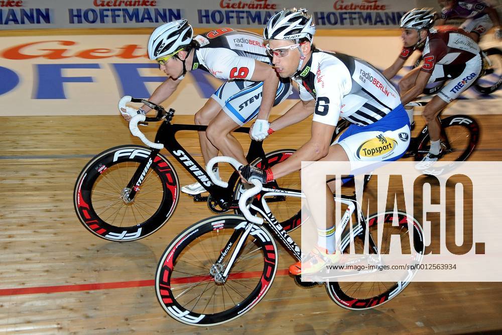 Hans PIRIUS ( oben DEU ) mit seinem Partner Tim MERTENS ( unten BEL ) beim Wechsel - 30 Minuten Jagd - Paar Nr. 6 - Aktion - quer - Event: Berliner Sechstagerennen - Sixdays Berlin 2013 - Location: Velodrom Berlin - Deutschland - Europa - Datum: 24.01.2013