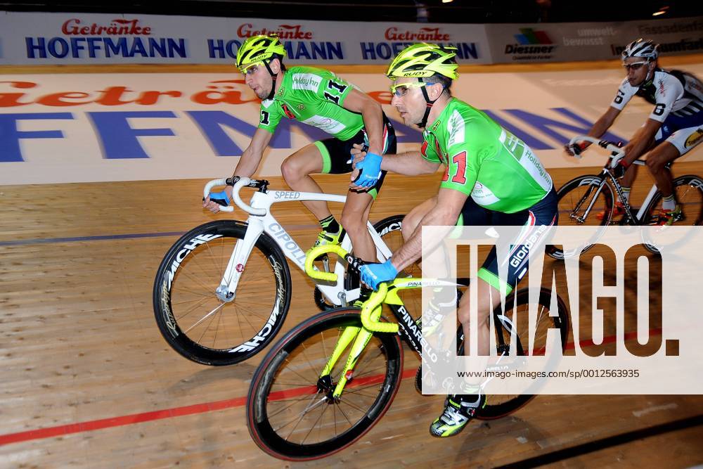 Angelo CICCONE ( oben ITA ) mit seinem Partner Fabio MASOTTI ( unten ITA ) beim Wechsel - 30 Minuten Jagd - Paar Nr. 11 - Aktion - quer - Event: Berliner Sechstagerennen - Sixdays Berlin 2013 - Location: Velodrom Berlin - Deutschland - Europa - Datum: 24.01.2013