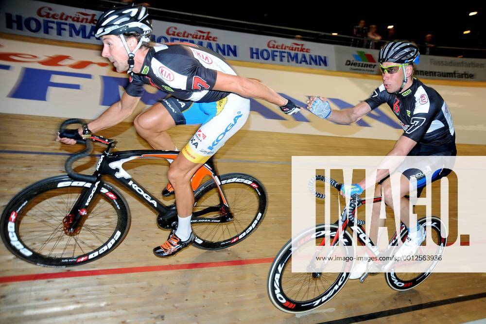 Roger KLUGE ( unten DEU ) mit seinem Partner Peter SCHEP ( oben NED ) beim Wechsel - 30 Minuten Jagd - Paar Nr. 7 - Aktion - quer - Event: Berliner Sechstagerennen - Sixdays Berlin 2013 - Location: Velodrom Berlin - Deutschland - Europa - Datum: 24.01.2013