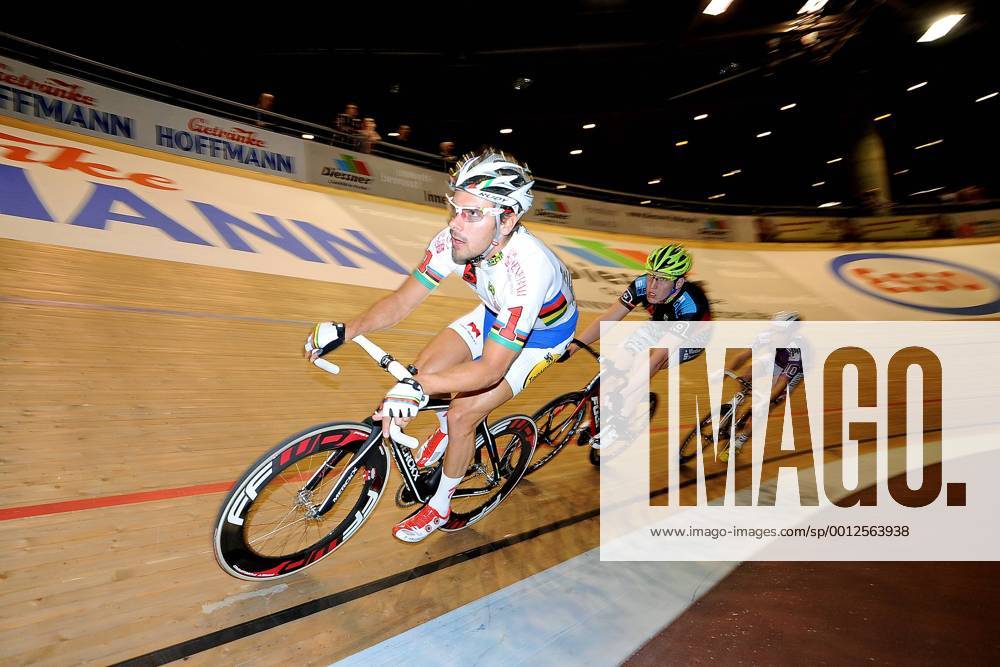 Kenny DE KETELE ( BEL ) im Trikot des amtierenden Weltmeisters im 2 Mannschaftsfahren - Aktion - quer - Event: Berliner Sechstagerennen - Sixdays Berlin 2013 - Location: Velodrom Berlin - Deutschland - Europa - Datum: 24.01.2013