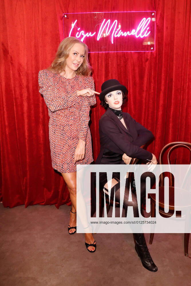 Eröffnung der neuen Ausstellung Berlin 100 im Madame Tussauds Berlin Jenny Elvers mit Liza Minnelli Wachsfigur bei der Eröffnung der neuen Ausstellung Berlin 100 im Madame Tussauds Berlin.