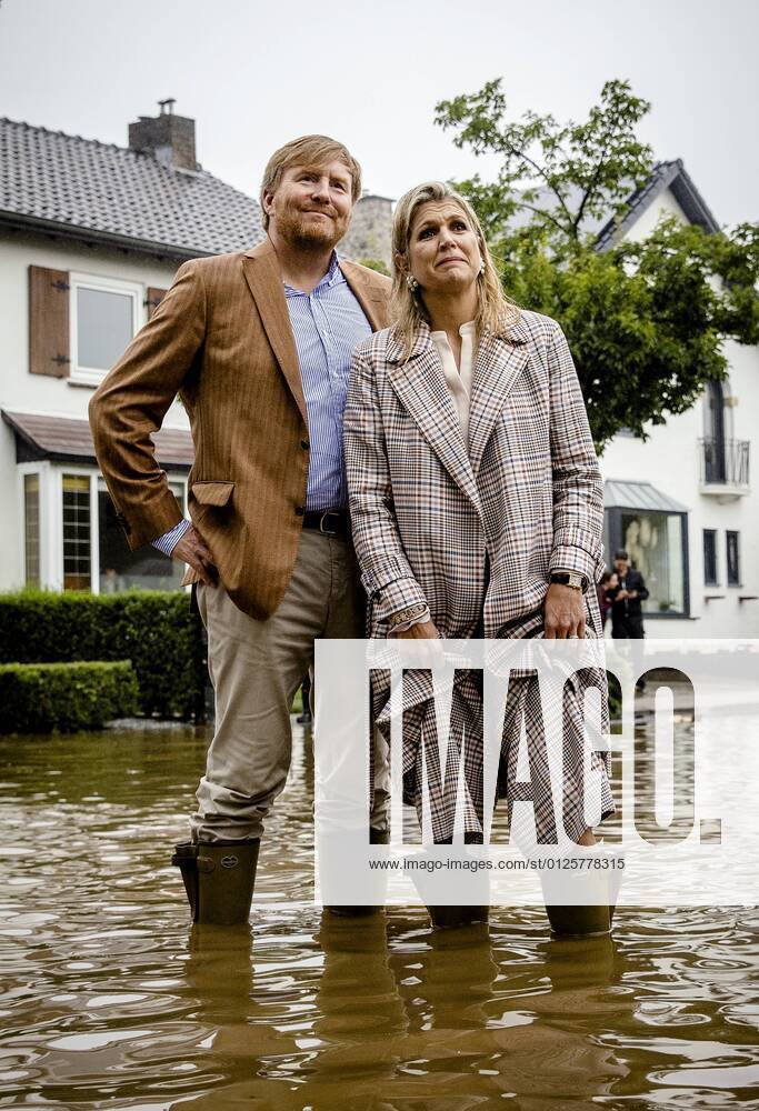 Bilder des Jahres 2021, Entertainment 07 Juli Entertainment Themen der Woche KW28 VALKENBURG - King Willem-Alexander and Queen Maxima are examining the damage caused by the storm in Valkenburg in recent days. In South Limburg, problems have arisen in many places due to the heavy rainfall and high water levels. ANP ROYAL IMAGES SEM VAN DER WAL