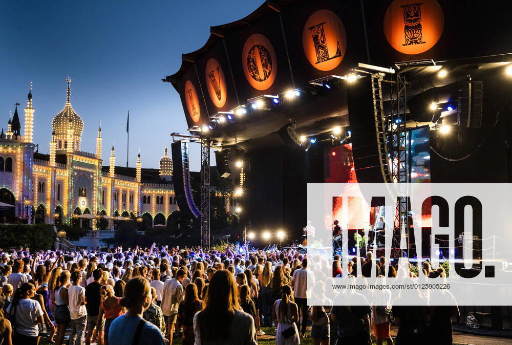 Publikum til danske Hans Philip der spiller op til Havefest paa Plaenen i Tivoli fredag den 16. juli 2021 Havefest afloeser Fredagsrock, der er aflyst paa grund af Covid-19 Coronakrisen. , Copenhagen