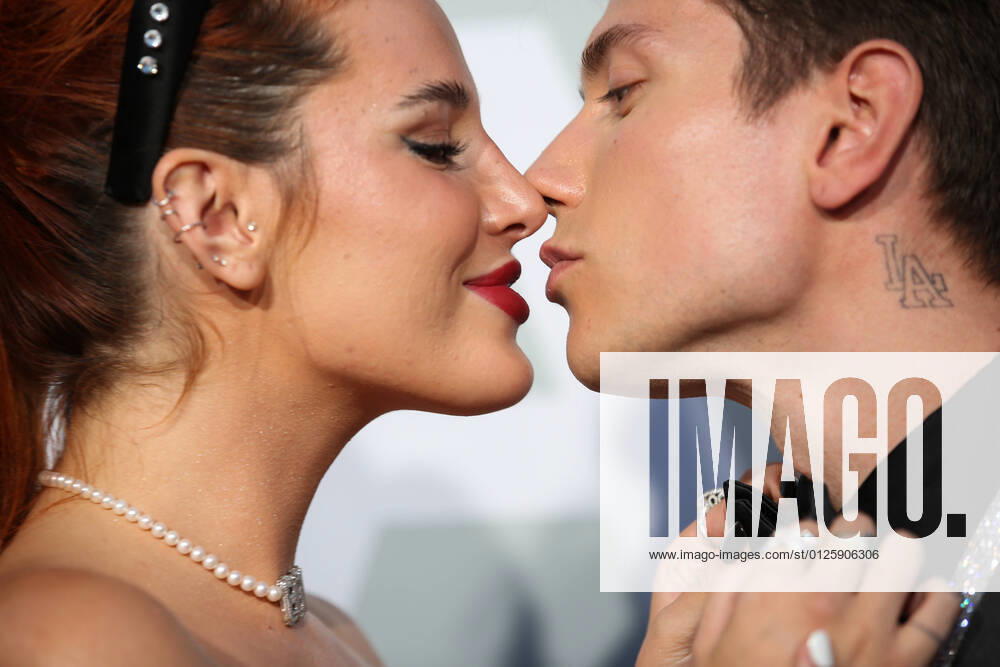 Bilder des Jahres 2021, Entertainment 07 Juli Entertainment Themen der Woche KW28 July 16, 2021, Antibes, France: BELLA THORNE kisses boyfriend at the amfAR Gala 2021 during the 74th annual Cannes Film Festival. Antibes France - ZUMAc179 20210716_zep_c179_054