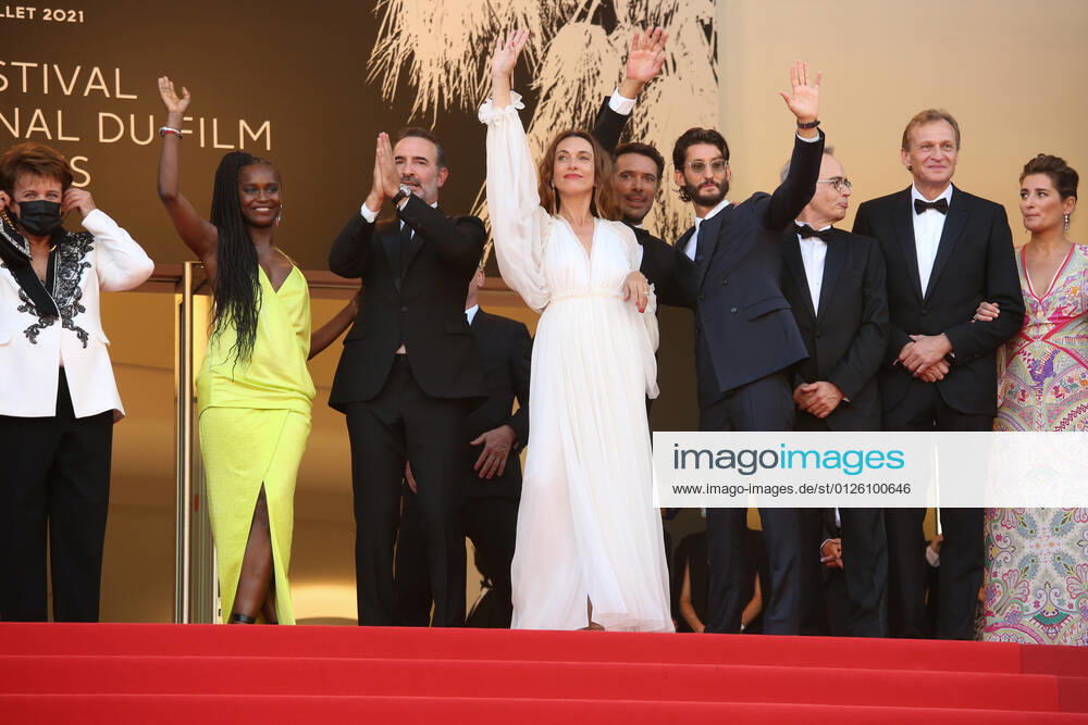 74th Cannes Film Festival. Red carpet of the closing ceremony and of the film OSS 117 : alerte rouge en Afrique noire . Roselyne Bachelot, Fatou N Diaye, Jean Dujardin, Natacha Lindinger, director Nicolas Bedos, Pierre Niney and producer Sidonie Dumas. 270384 2021-07-17 Cannes France