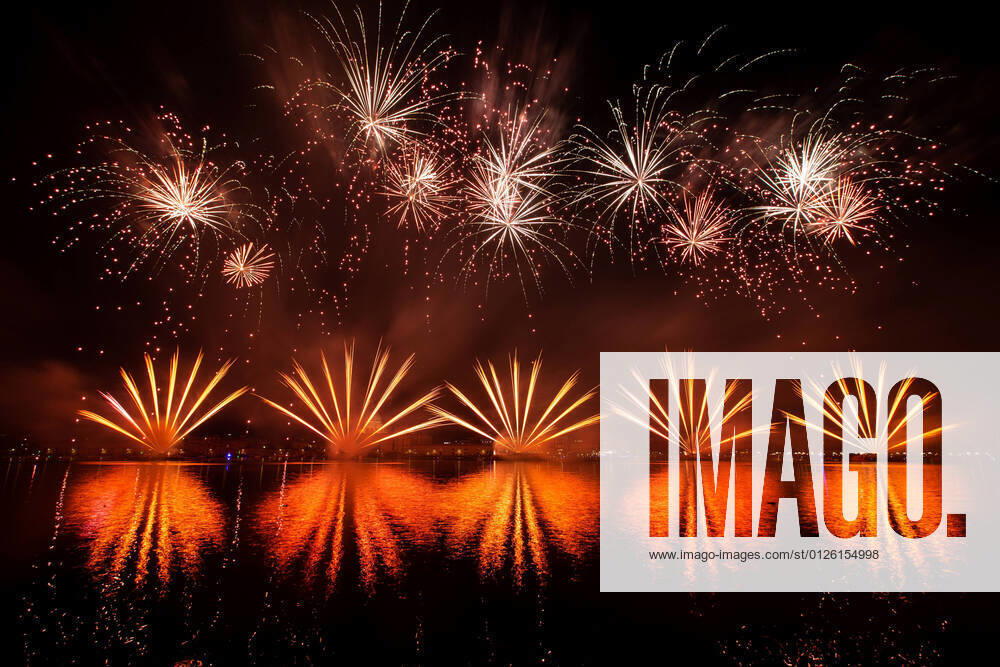 Bilder des Jahres 2021, Entertainment 07 Juli Entertainment Themen der Woche KW28 Redentore Celebrations In Venice Fireworks explode over the St. Mark s Basin for the Redentore Celebrations during the night from 17 to 18 July, 2021 in Venice, Italy. Redentore, which is in remembrance of the end of the 1577 plague, is one of Venice s most loved celebrations Venice Italy serena-firework210717_npkjF