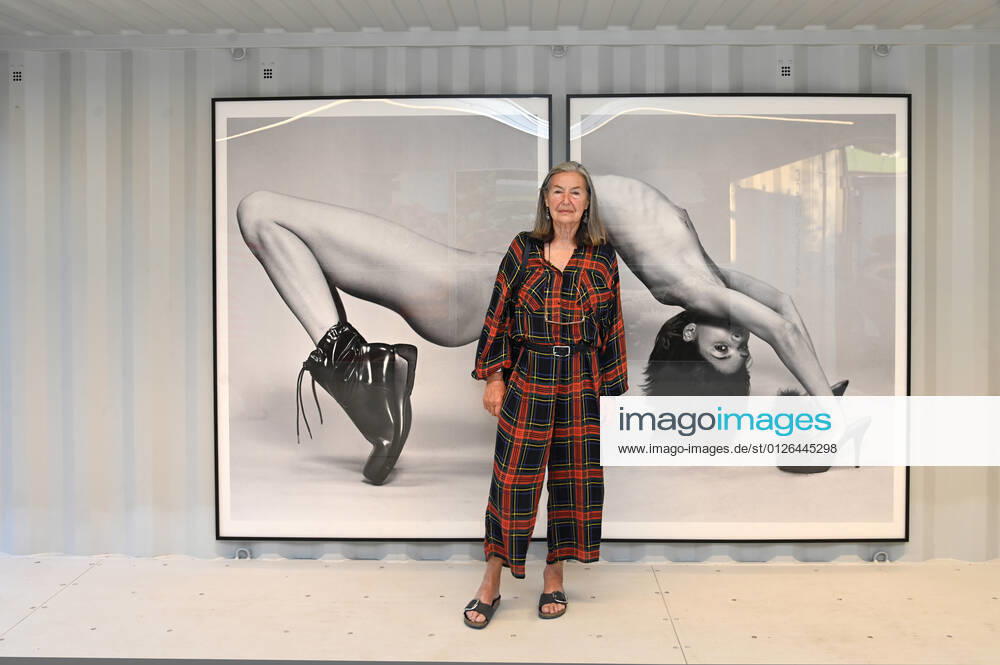 Eröffnung der Kunstausstellung von fotografischen Objekten, in einem Containerdorf im Seeviertel in Gmunden, im Rahmen der Salzkammergut Festwochen Gmunden, am 10.07.21. Das Bild zeigt die Fotografin Elfie Semotan vor ihren großformatigen Fotografien 2021 - Eröffnung der Kunstausstellung von fotografischen Objekten, in einem Containerdorf im Seeviertel in Gmunden, im Rahmen der Salzkammergut Festwochen Gmunden, am 10.07.21