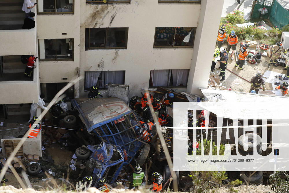 Today two trucks and a van were involved in a shocking accident in the sector of the descent of Limonares, located in Vina del Mar, after they derailed and fell down a hillside in the area Andres Pina Aton Chile, Aton 527900