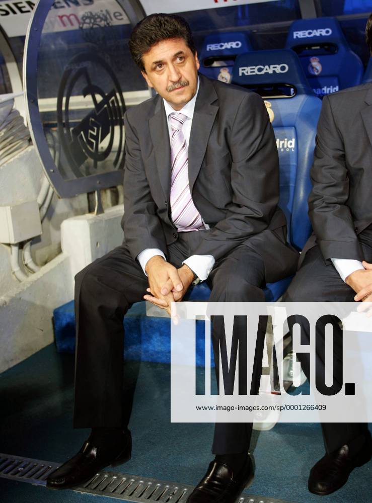 Trainer Mariano Garcia Remon (Real Madrid) auf der Bank - PUBLISHING RIGHTS FOR GERMAN MEDIA ONLY Fußball Herren Primera Division 2004 2005, 1. Spanische Liga, Real Madrid CF, Vdig Einzelbild Madrid