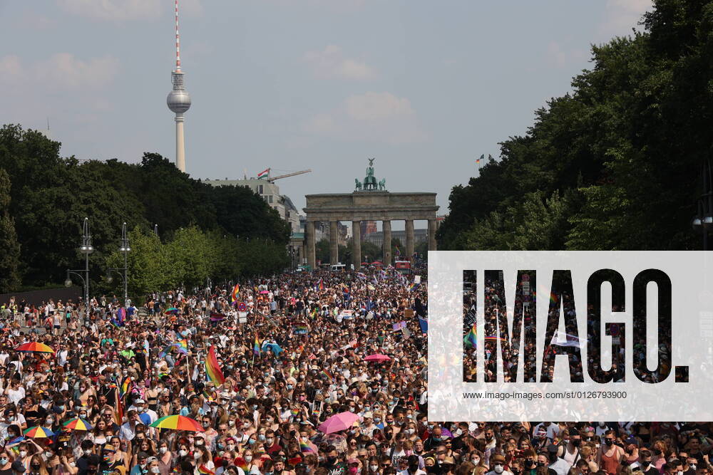 Menschen bei der Christopher Street Day Demonstration in Berlin am 24. Juli 2021. German Chancellor Angela Merkel attend Press Conference in Berlin