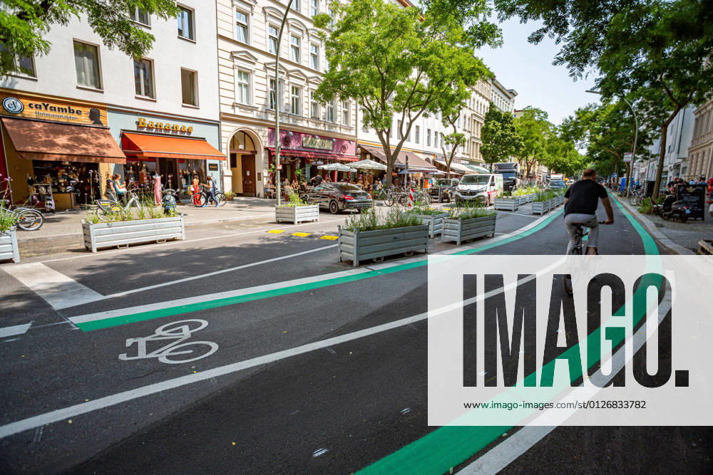IMAGO Creative, Urban Lifestyle IMAGO Creative: Corporate: Klimaschutz, Digitalisierung und Urbanisierung Weitere Verkehrsberuhigung im Bergmannkiez, Der Bergmannkiez das Modellprojekt für den Kiez der Zukunft. Die Bergmannstraße wurde nun zur Einbahnstraße und erhielt geschützte Radwege. Zwischen der Nostitzstraße und Zossener Straße wurde ein 3 Meter breiter geschützter Zwei-Richtungs-Radweg auf der südlichen Seite eingerichtet. Eine räumliche Trennung wird durch Sicherheitstrennstreifen und Grünelemente gewährleistet. Zusätzlich wurden weitere Lieferzonen für das Gewerbe in diesem Bereich ausgewiesen. Das Straßen- und Grünflächenamt setzt mit der Verkehrsberuhigung im Bergmannkiez den Beschluss der Bezirksverordnetenversammlung (DS 1457 V vom 30.10.2019) um. Berlin Friedrichshain Berlin Deutschland