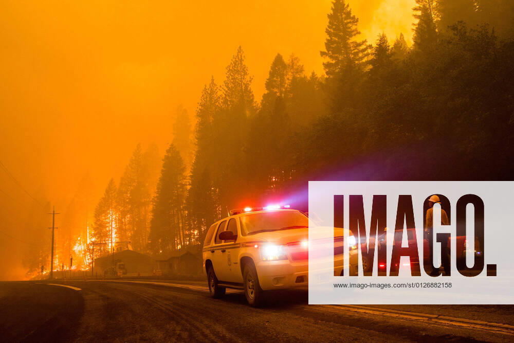 Firefighter car turn around as active flames reach highway 70..The Dixie fire continues to burn in California burning over 180,000 acres with 20% containment. California United States - ZUMAs197 20210724_zaa_s197_360