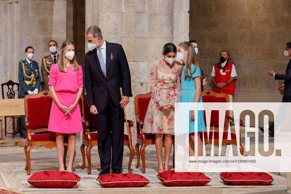 Spain s King Felipe (2-L) and Queen Letizia (2-R), Spain s Princess Leonor (L) and Infanta Sofia (R) attend the traditional Apostle Saint James floral offering at the Cathedral in Santiago de Compostela, Galicia, northern Spain, 25 July 2021. Galicia celebrates its regional day on 25 July, marking Saint James Day, the patron saint of both Spain and Galicia. Spanish Royal Family attends traditional Saint James floral offering !ACHTUNG: NUR REDAKTIONELLE NUTZUNG!