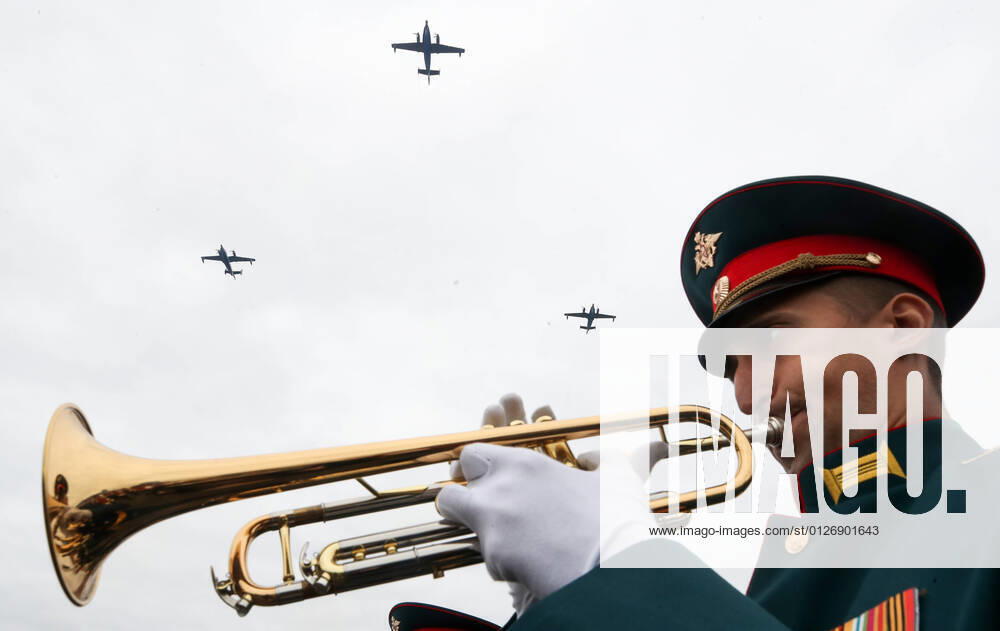 KRONSHTADT, ST PETERSBURG, RUSSIA – JULY 25, 2021: A member of a military band performs as military aircraft fly over the Gulf of Finland during the main naval parade marking Russian Navy Day. Alexander Demianchuk TASS TS10957B
