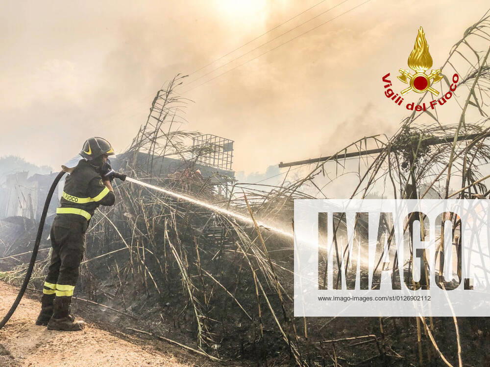 KW29 foto IPP VVFF 25-07-2021 sardegna - vasto incendio nell oristanese nella foto i vigili del fuoco tentano di spegnere le fiamme