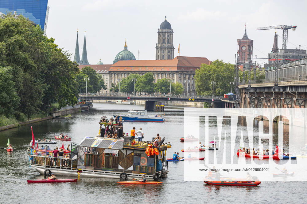 Boots-Demo für Erdgas-Ausstieg, Die Umwelt-Initiativen Robin Wood und Fridays for Future demonstrierten mit ca. 50 Booten auf der Spree, für den Ausstieg aus der Erdgas-Energie. Ziel der Demonstranten, war das Vattenfall Kraftwerk nähe der Jannowitzbrücke. Berlin Mitte Berlin Deutschland