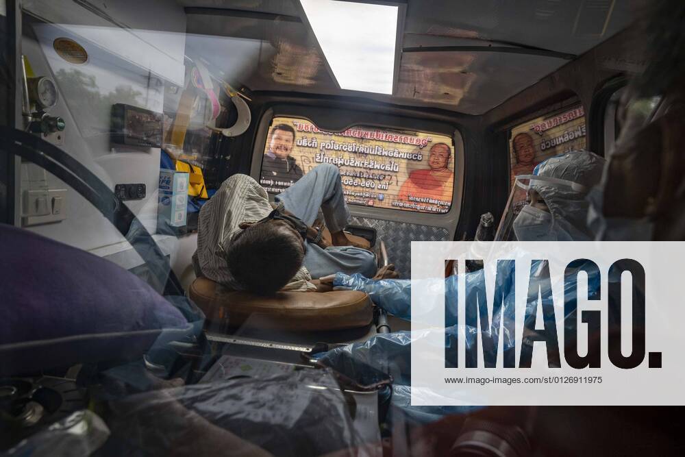 Thailand s daily Covid-19 infection and death statistics are continuing in their upward trend, setting a new record high of 15,335 infections along with 129 deceased. The Siam Nonthaburi Rescue Foundation operates a free ambulance service to help lessen the strain on the public healthcare system, transporting suspected Covid-19 patients to hospital and transporting the deceased. Thailand - ZUMAt128 20210725_zap_t128_004