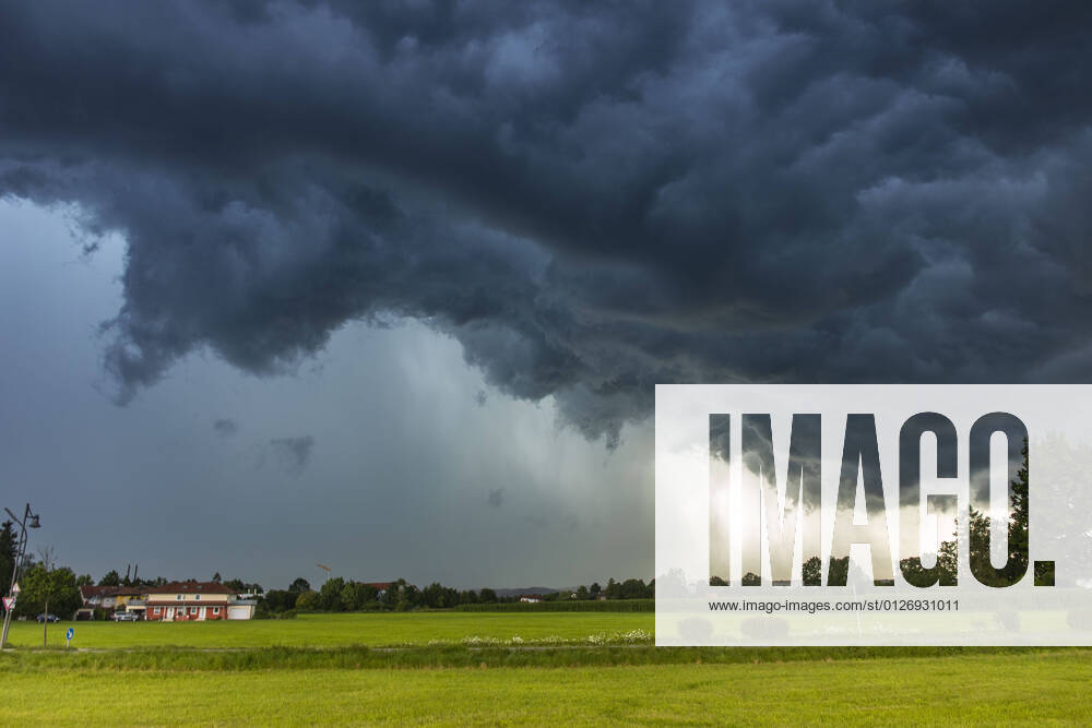 KW29 ID 353 Schon wieder Hochwasseralarm in Südbayern. Schwere Gewitter und Unwetter zogen über den Landkreis Miesbach hinweg. Die Unwetterfront zog von der Schweiz einmal quer über Südbayern. Die Feuerwehren sind aktuell im Dauereinsatz. Der Aufzug der Unwetterfront war bei Irschenberg ziemlich spektakulär. Neben größeren Hagelansammlungen gab es durch den kurzen aber heftigen Starkregen wieder Überschwemmungen. Flüsse führten Hochwasser. Die B 472 wurde an der Autobahnabfahrt überflutet. Die Feuerwehr stand bis zur Hüfte im Wasser. Autofahrer mussten durch überflutete Straßen fahren. Staatstraße 18 zwischen Grossswaig und Auerschmied verschüttete eine Mure die Straße. Schwere Technik war im Einsatz, musste die Straße wieder