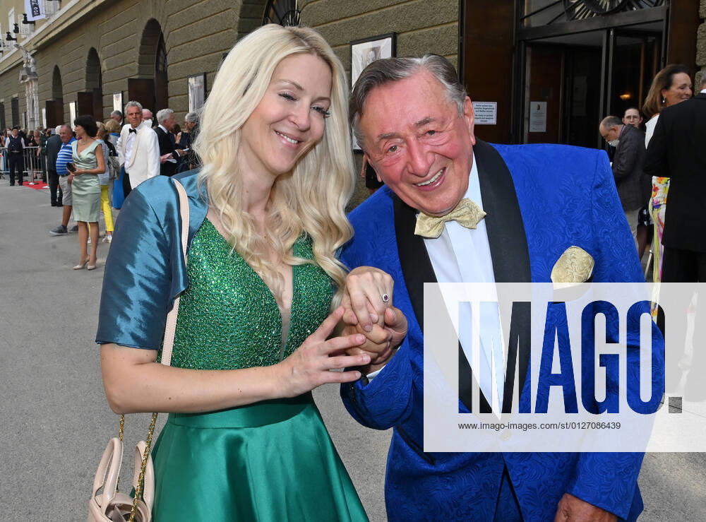 Bilder des Jahres 2021, Entertainment 07 Juli Entertainment Themen der Woche KW30 Auffahrt zur Premiere des Don Giovanni zu den Salzburger Festspielen 2021, am 26.07.21. Das Bild zeigt den Bauunternehmer Richard Lugner mit Freundin Simone. Beide zeigen den neuen Ring, den Simone zum aktuellen Anlass erhalten hat. 2021 - Auffahrt zur Premiere des Don Giovanni zu den Salzburger Festspielen 2021, am 26.07.21