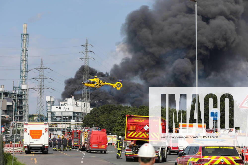 Explosion in Chemiepark Leverkusen Großeinsatz nach Explosion in Chemiepark in Leverkusen! Massive Rauchsäule, Bevölkerungswarnung, mehrere Vermisste! Leverkusen