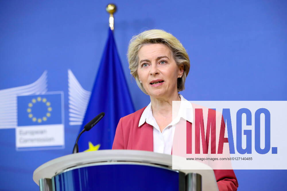 (210727) -- BRUSSELS, July 27, 2021 -- European Commission President Ursula von der Leyen makes a statement on the European Union (EU) Vaccines Strategy in Brussels, Belgium, July 27, 2021. Seventy percent of adults in EU have received at least one vaccine dose against COVID-19, she said on Tuesday. ) BELGIUM-BRUSSELS-EU-COVID-19-VACCINATION ZhangxCheng